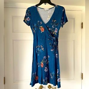 Blue v-neck lightweight floral dress, women size small